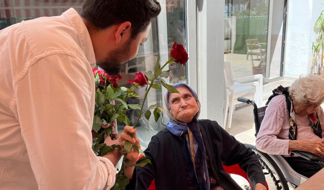 AK Parti Muratpaşa’dan huzurevine anlamlı anneler günü ziyareti