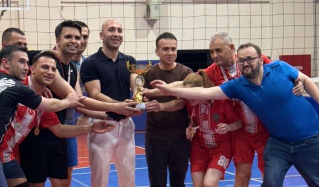 Gündoğmuş’ta voleybol turnuvası nefes kesti: Şampiyon Emniyet Gücü Spor