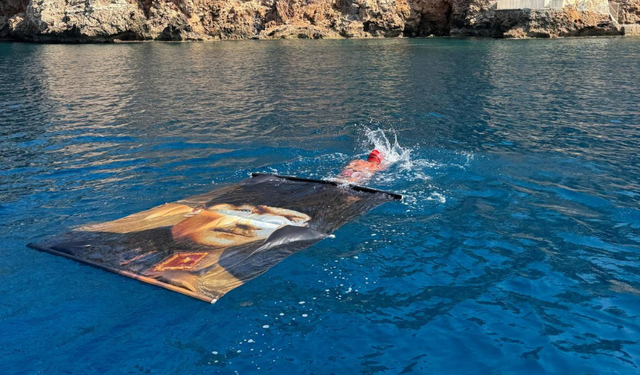 Atatürk posteriyle Akdeniz’in maviliklerine kulaç attı