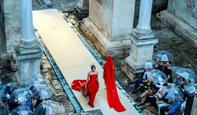 Antalya'da Fashion Week, Hadrian Kapısı'nda tarihi bir defileyle sona erdi