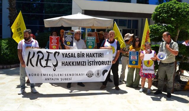 BES Antalya'dan SGK önünde basın açıklaması: "Gerçek bir toplu sözleşme ve kreş hakkı istiyoruz!"