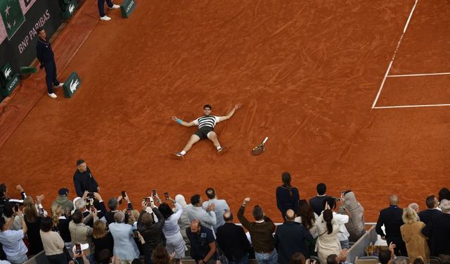 Carlos Alcaraz'dan, 5 saat süren mücadele: 22 yaşında tarih yazdı