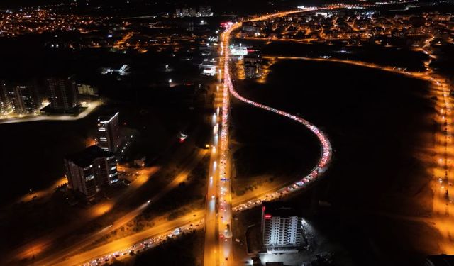 43 ilin geçiş güzergahı olan Kırıkkale 'kilit kavşak'ta kilometrelerce araç kuyruğu oluştu
