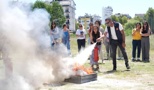 Konyaaltı Belediyesi'nden kreş öğretmenlerine zorlu yangın eğitimi