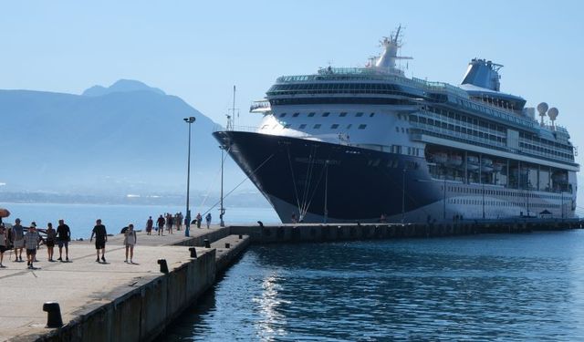 İngiliz turistler Antalya’ya bu dev geminin içinde geldi