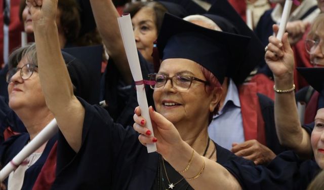 Torunlarıyla mezuniyet sevinci: 63 yaşında üniversite bitirdi