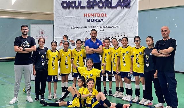 Antalya'da hentbolda gurur kupası: Nadire Konuk Ortaokulu Türkiye şampiyonu
