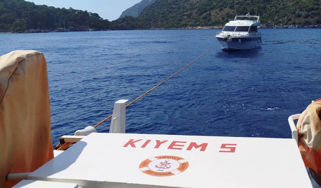 Ölüdeniz açıklarında sürüklenen tekne kurtarıldı