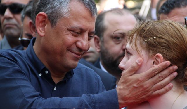 Özgür Özel tabutun başından bir an olsun ayrılmadı