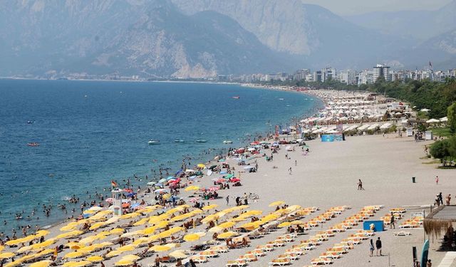 Antalya'da hissedilen sıcaklık 42 dereceyi buldu!