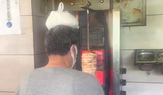 Dönerci ustasından kavurucu sıcağa karşı ilginç serinleme yöntemi