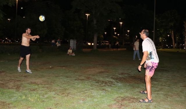 Antalyalılar yaz mevsiminin tadını gece çıkartıyor
