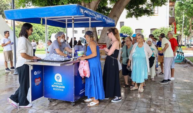 Antalya Büyükşehir Belediyesi’nin aşure ikramları devam ediyor