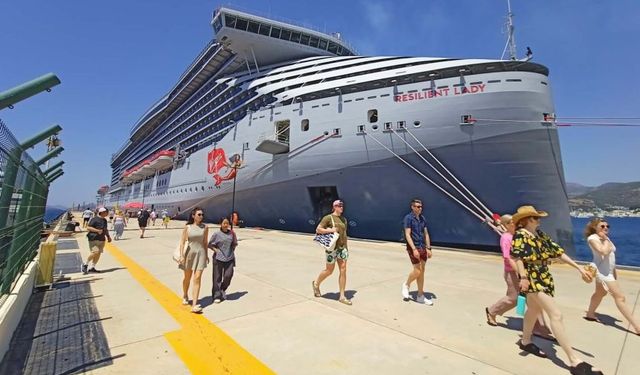 Bodrum'da dev kruvaziyerle 2 bin 606 turist geldi