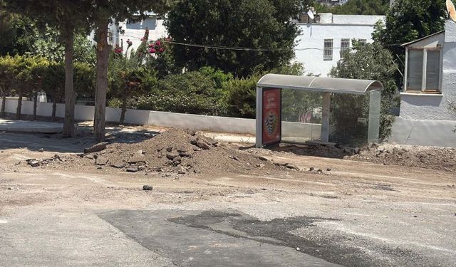 Ana isale hattındaki patlama Bodrum'da yolu kapattı