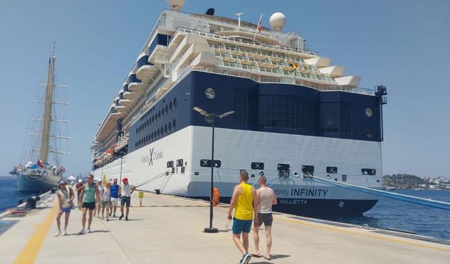 Bodrum'a akın eden turistlerden iki hedef!