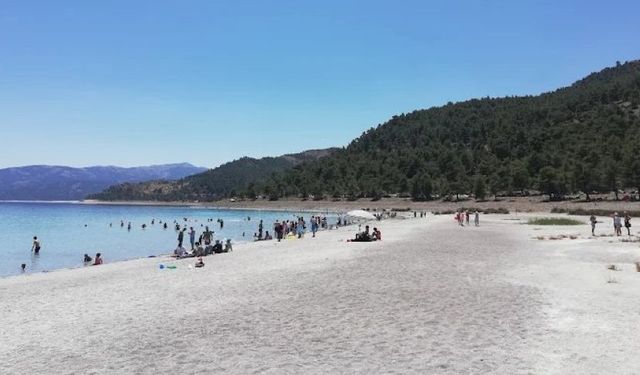 Halk plajındaki tuvaletlere vatandaş tahribatı!