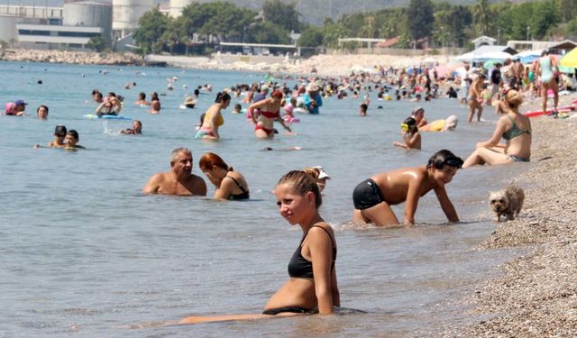 Antalya'da sıcaklık rekoru kırıldı: Termometreler 48 dereceyi gösterdi