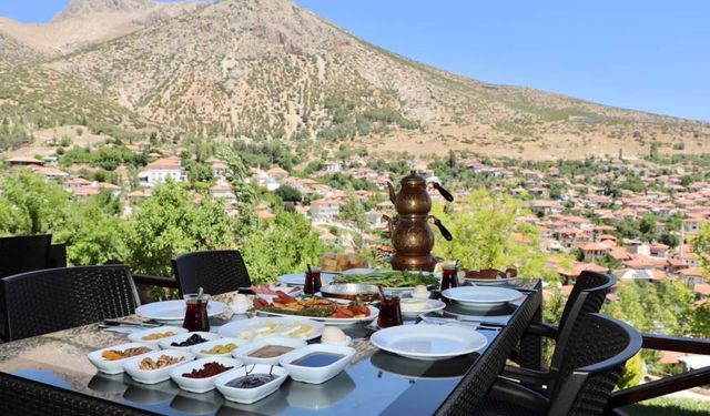 Antalyalılar sıcaktan kaçmak için Elmalı’ya akın ediyor