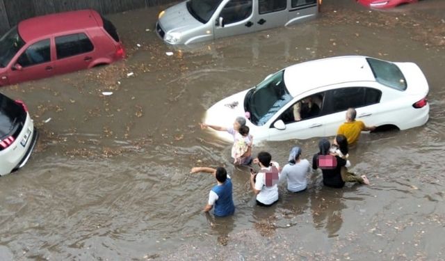 Denizli’yi sağanak yağış vurdu! Alt geçitler göle döndü
