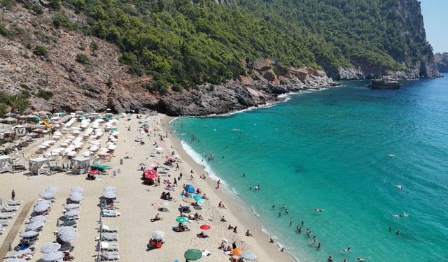 Alanya’nın sahilleri tatilcilerle doldu