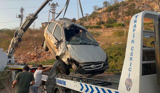 Alanya'da otomobil 10 metreden şarampole uçtu!
