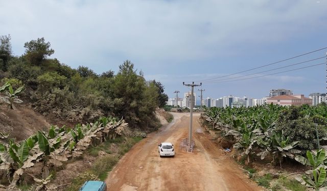 Alanya'da yol ortasındaki elektrik direği kazaya davetiye çıkarıyor