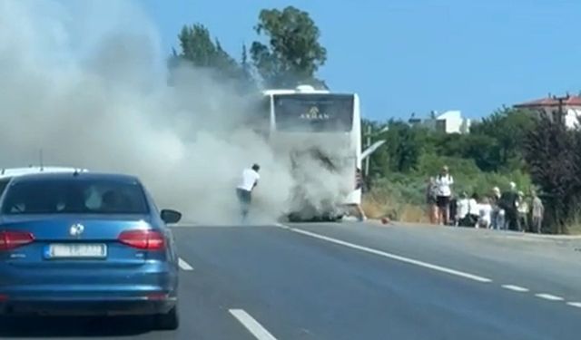 Antalya-Alanya yolunda turistleri korkutan yangın! Hepsi tahliye edildi