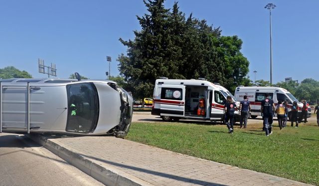 Antalya'da hafif ticari araç yan yattı!