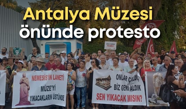 Antalya Müzesi önünde protesto: "Bu kültüre darbe vuruluyor"