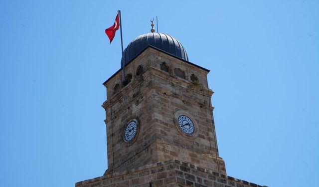 Antalya'nın sembolü Saat Kulesi yıllardır yanlış zamanı gösteriyor