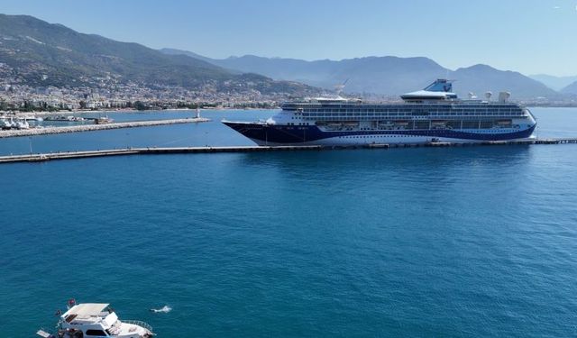 Alanya Limanı'na dev kruvaziyer: Bin 924 yolcu şehri gezdi