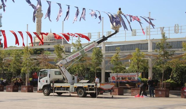 CHP mitinginden kalan flamaları toplamak Efeler Belediyesi'ne kaldı!