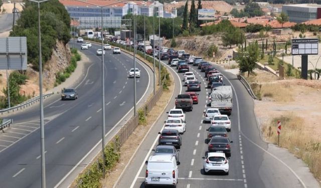 Denizli-Aydın kavşağında 2 kilometrelik araç kuyruğu!