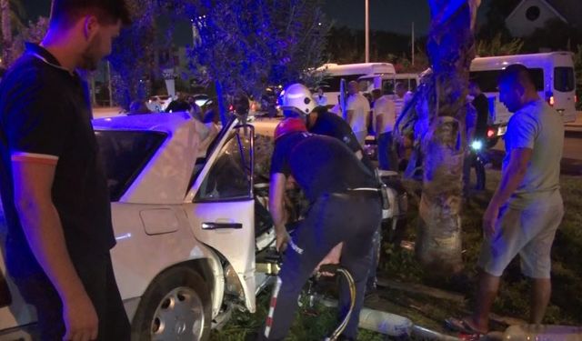 Hurdaya dönen araçta iki kardeş sıkıştı!