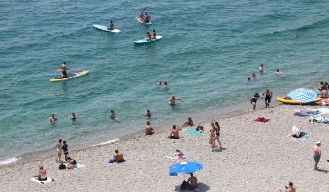 Antalya sıcaktan kavruluyor, sahiller tatilcilerle doluyor