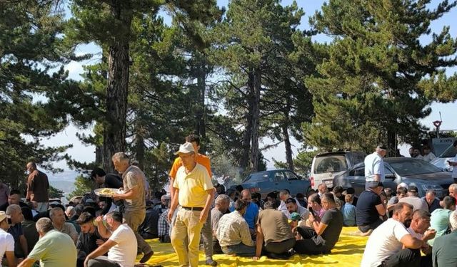 Konya'da asırlık dayanışma! 2 bin rakımlı dağda şenlik