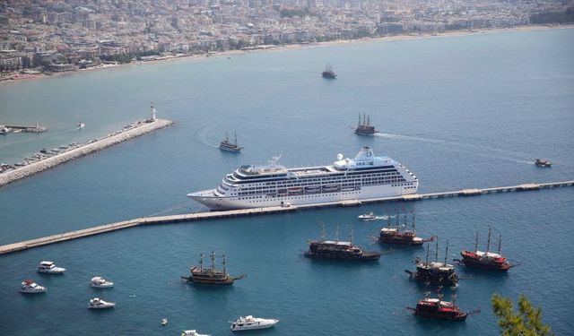 Antalya havada, denizde turizm rekorları kırmaya devam ediyor