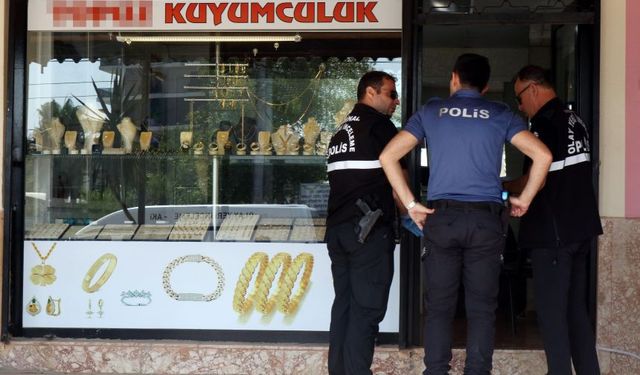 Antalya'da gündüz vakti kuyumcu soygunu!