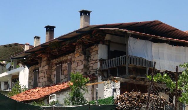 Muğla'da 100 yıllık taş ev ve ahşap işlemeler geleceğe kaydediliyor