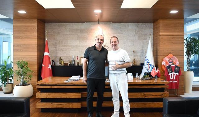 Cem Kotan Burdurlu sanatçı Sümer Ezgü'yü makamında ağırladı