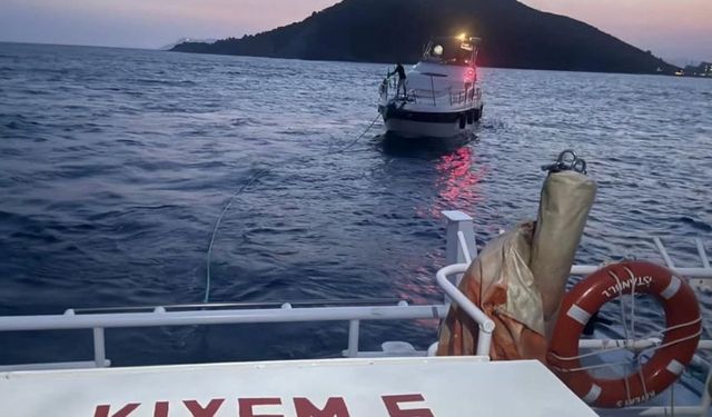 Makine arızası yapan tekne, kıyı emniyeti ekiplerince kurtarıldı