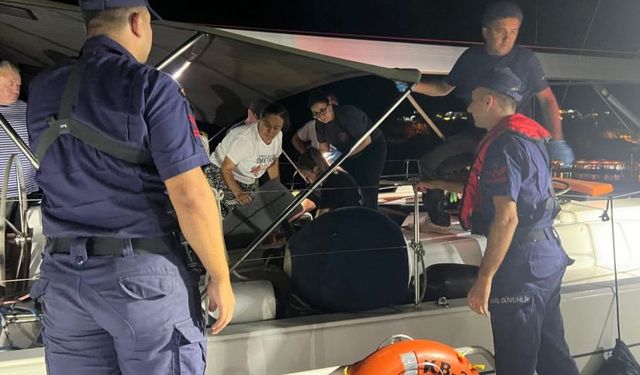 Antalya’da teknede düşen turist ekipleri harekete geçirdi