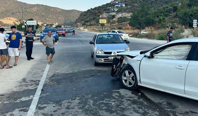 Kaş ilçesinde zincirleme kaza: 7 yaralı