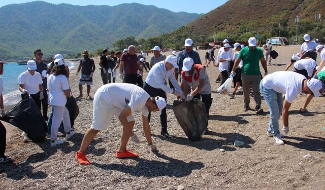 Adrasan'da miniklerden sahil temizliği