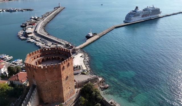Alanya iskelesine lüks kruvaziyer demirlendi
