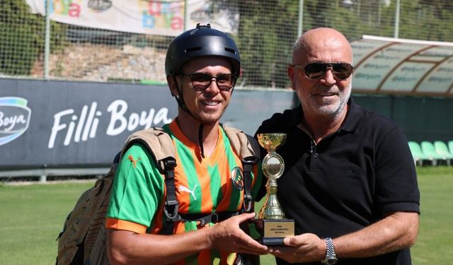 Yamaç paraşütünde dünya üçüncüsü oldu, kupayı Alanyaspor'a hediye etti