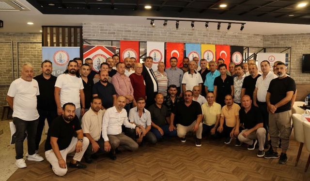 Antalya’da 25 yılını dolduran berber esnafına plaket