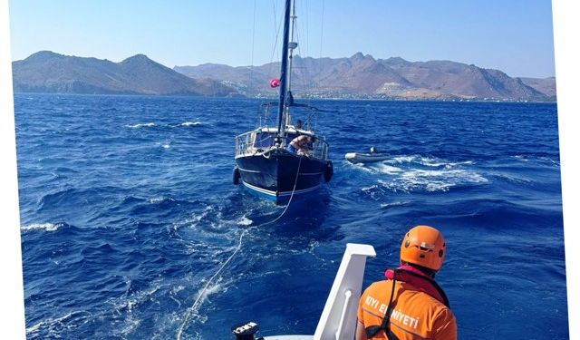Bodrum'da dümen arızası yelkenliyi sürükledi: KIYEM 6 ekipleri kurtardı