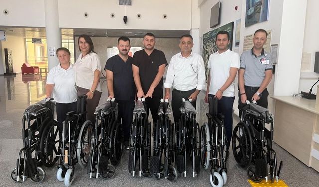 Gazipaşalı çiftçiden hastaneye 8 sandalye bağışı